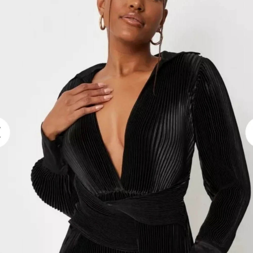 Satin Plisse Plunging Split Maxi Dress Missguided x Carli Bybel - Picture 4 of 12